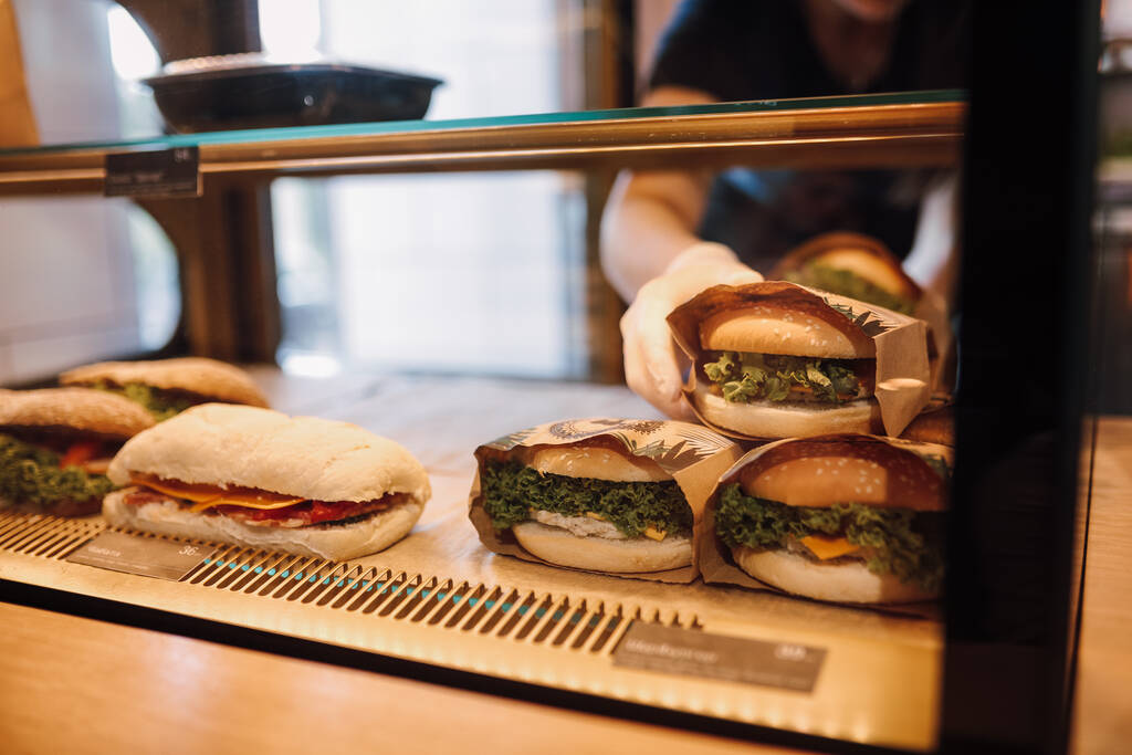 5 Aliments et Boissons à Éviter à l’Aéroport, Selon les Experts en Sécurité Alimentaire