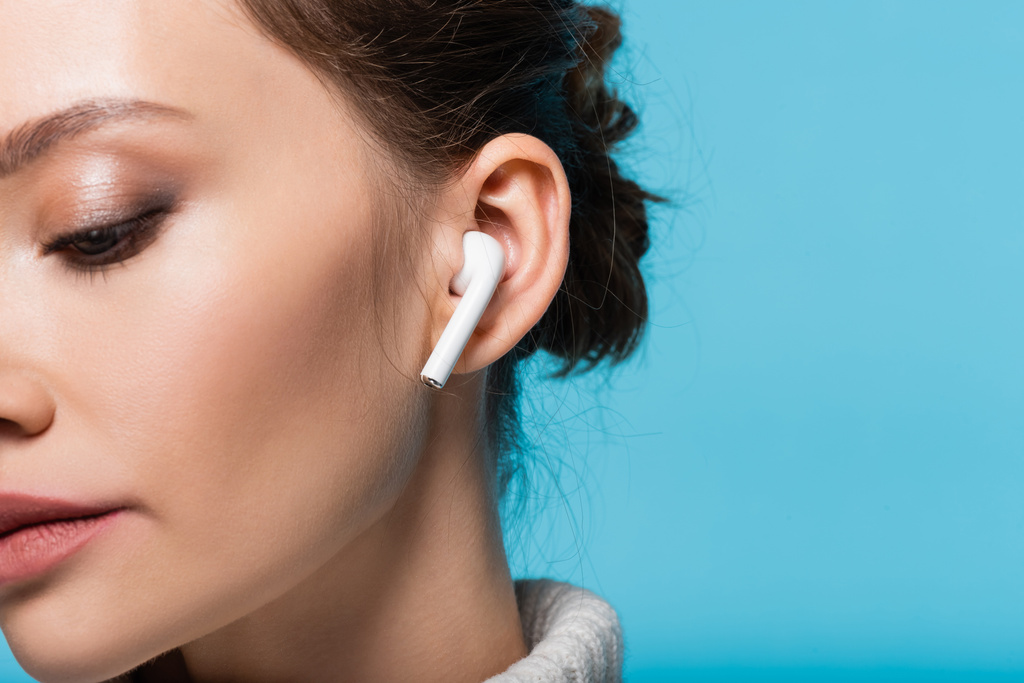 Apple travaille secrètement sur une fonction de traduction en temps réel pour ses AirPods : Une révolution dans la communication ?