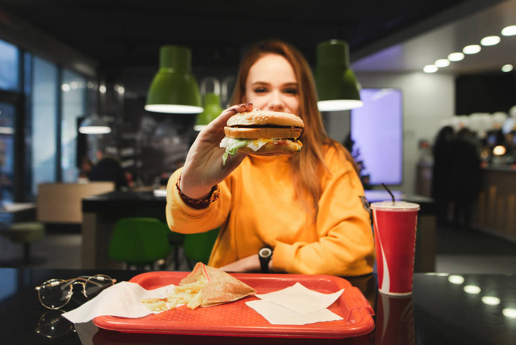 Des microcrédits pour les fast-foods : une fausse liberté pour les consommateurs ?
