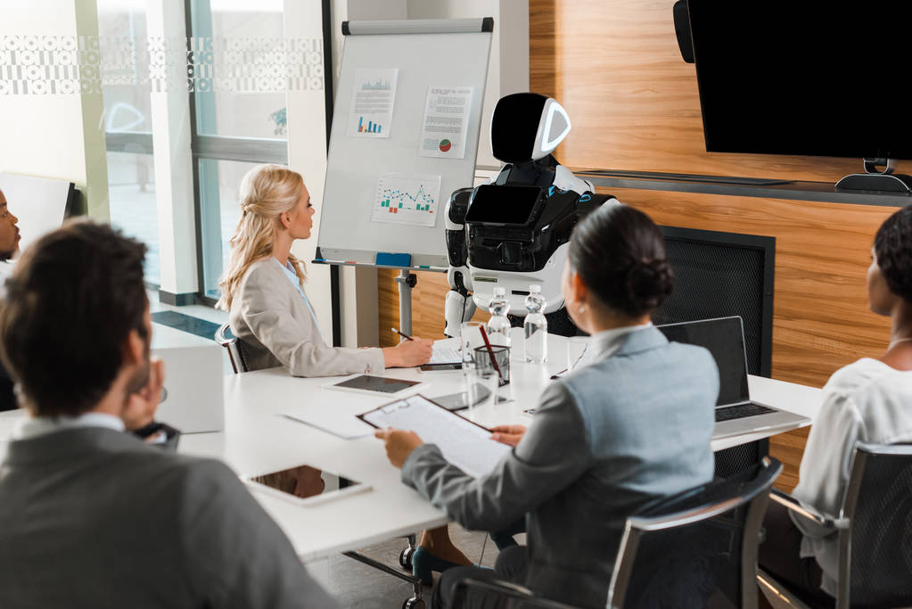 L'IA dépasse le test de Turing : plus humain que l'humain ?