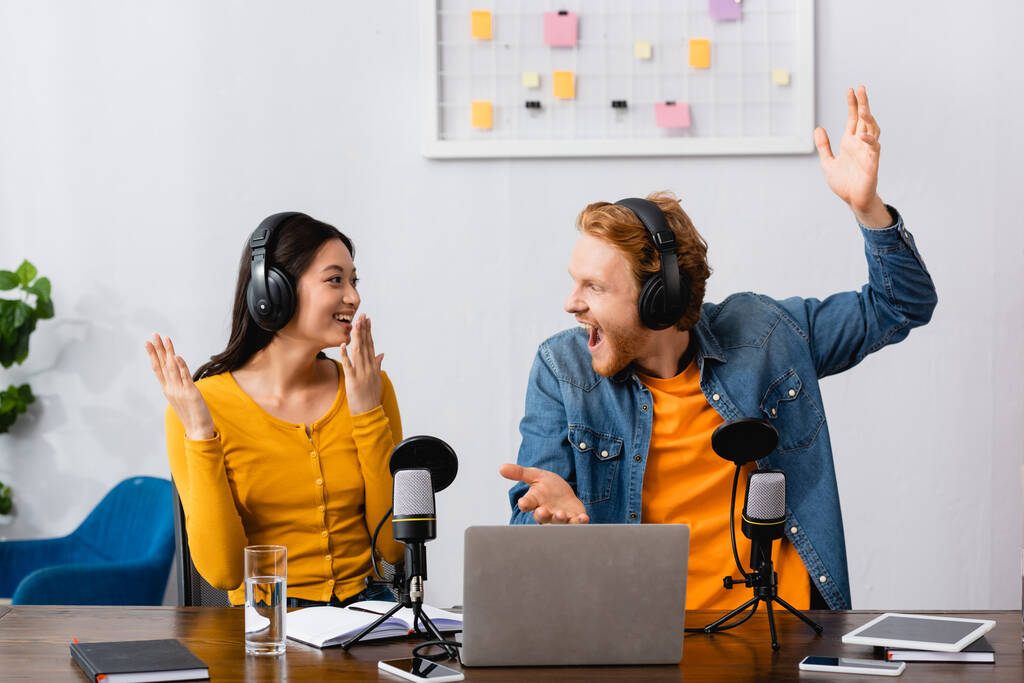 ChatGPT à la conquête des podcasts : 6 astuces pour décrocher des invitations en or