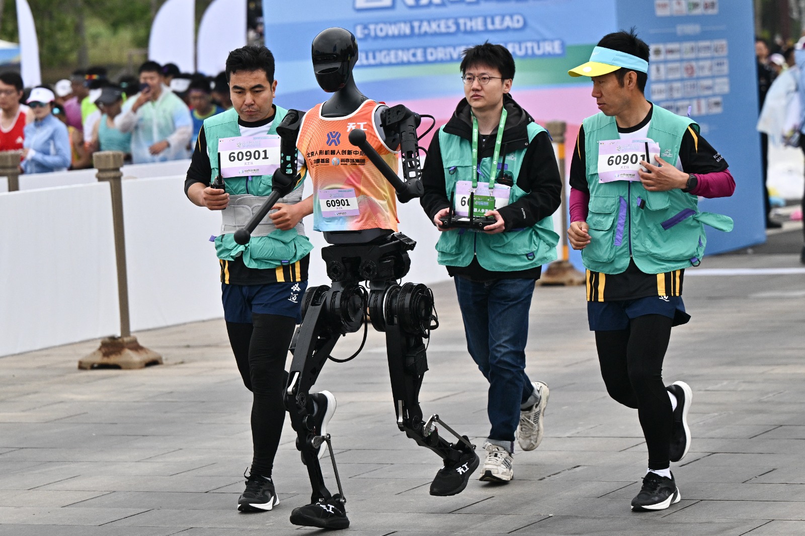 Insolite à Pékin : Des robots humanoïdes tentent le semi-marathon, un spectacle entre prouesse et pittoresque