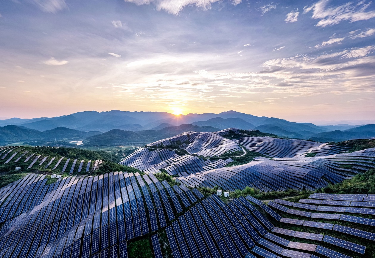 La Chine Défie les Sommets : Des Montagnes Entières Devenues Centrales Solaires Géantes !