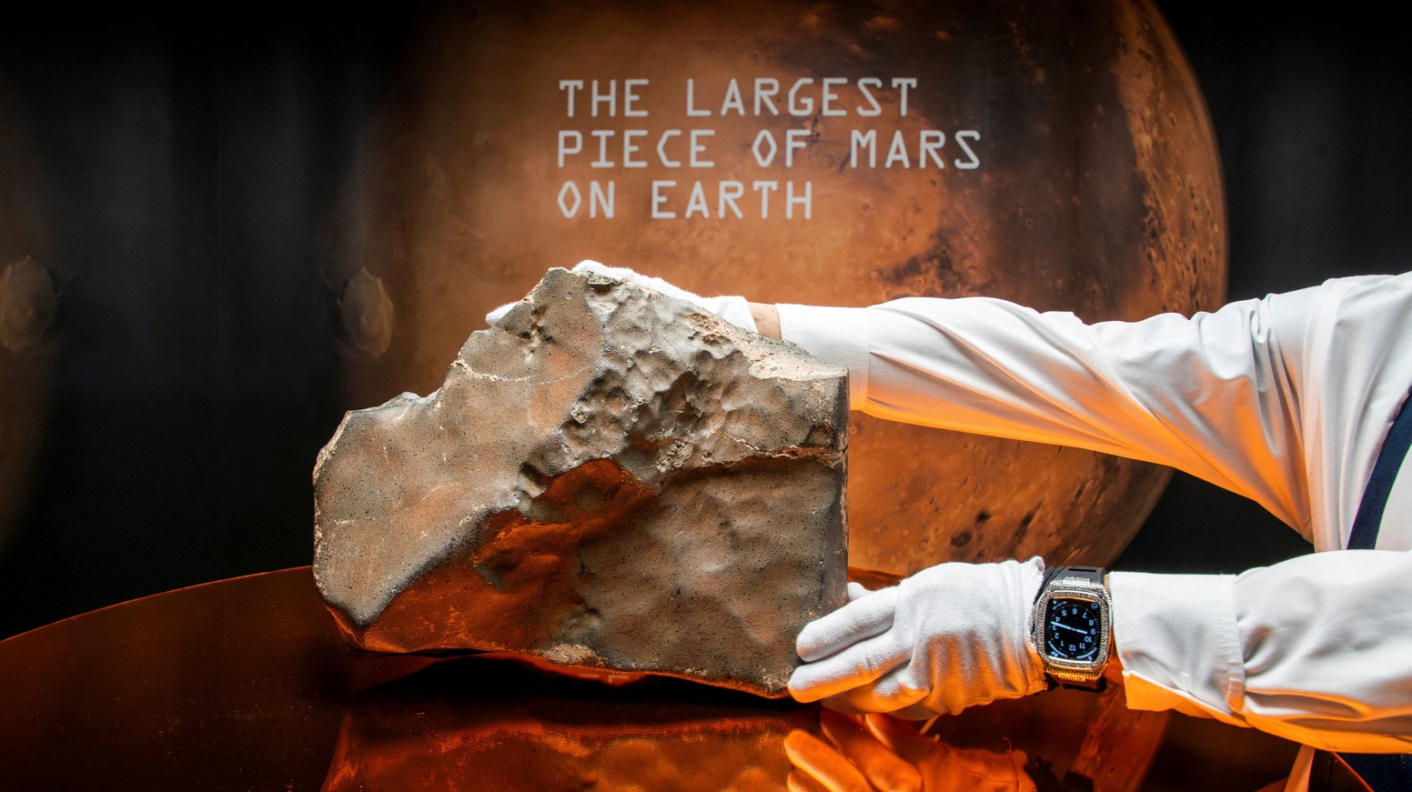 Funérailles scientifiques pour la vente d'une roche martienne