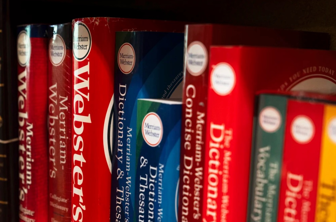 L'érosion de l'intelligence réelle face à l'IA : Le canular de Merriam-Webster comme soupape de sécurité