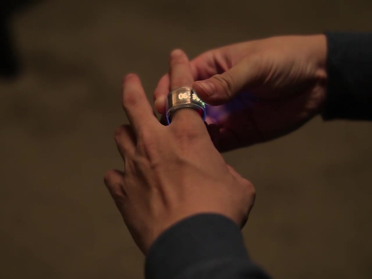 Cette bague intelligente dotée d'un écran flexible s'enroule autour de votre doigt