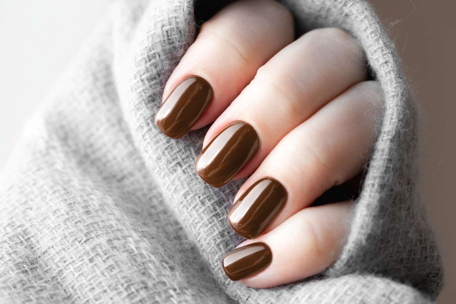 Les Coffee Nails : la tendance automnale la plus chaleureuse. 9 façons de l'adopter avec élégance.