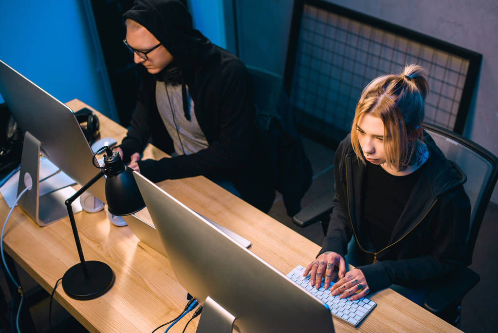 La Poésie Interdite : Comment la Rime Déjoue-t-elle la Sécurité de l'Intelligence Artificielle ? 